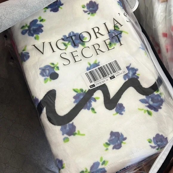 VICTORIA'S SECRET PINK BEACH TOWEL - Picture 2 of 2